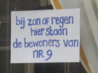 908157 Afbeelding van een biljet, geplakt op een raam van een woning op het Predikherenkerkhof te Utrecht, ter ...
